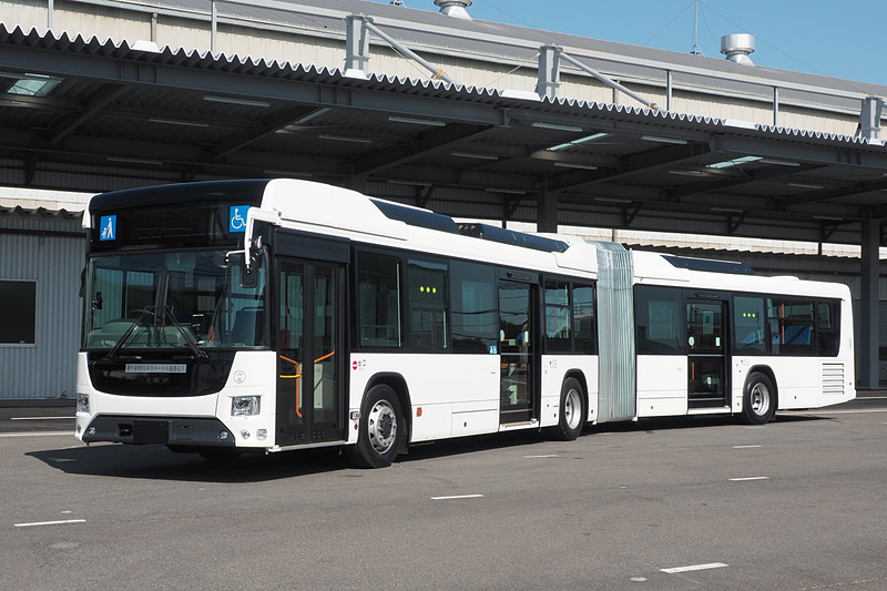 ハイブリッド連節バスのボディサイズは1万7990×2495×3260mm（全長×全幅×全高）