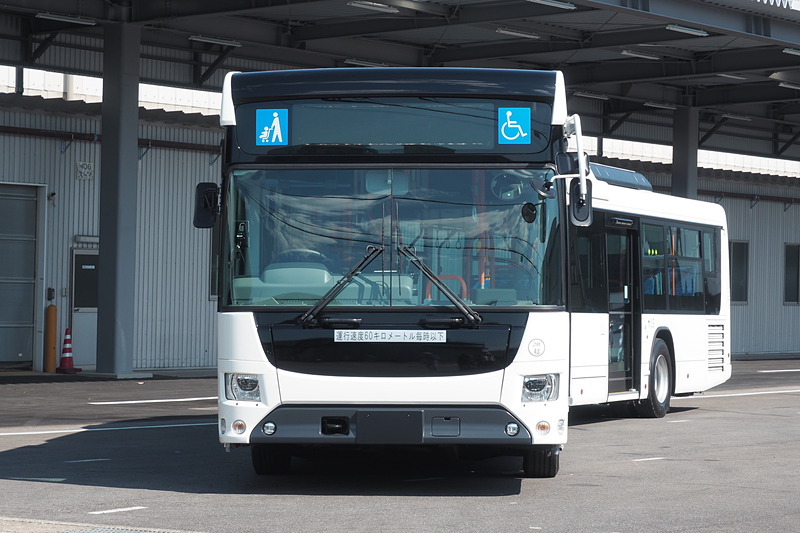 ハイブリッド連節バスのボディサイズは1万7990×2495×3260mm（全長×全幅×全高）