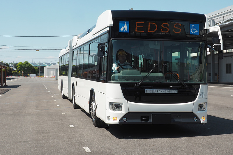 ハイブリッド連節バスのボディサイズは1万7990×2495×3260mm（全長×全幅×全高）