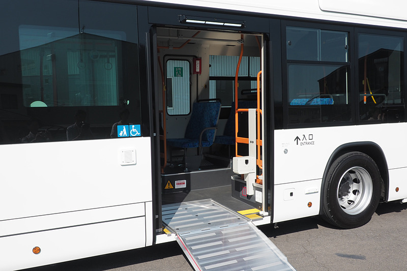 前車室後扉に反転式スロープを内蔵する