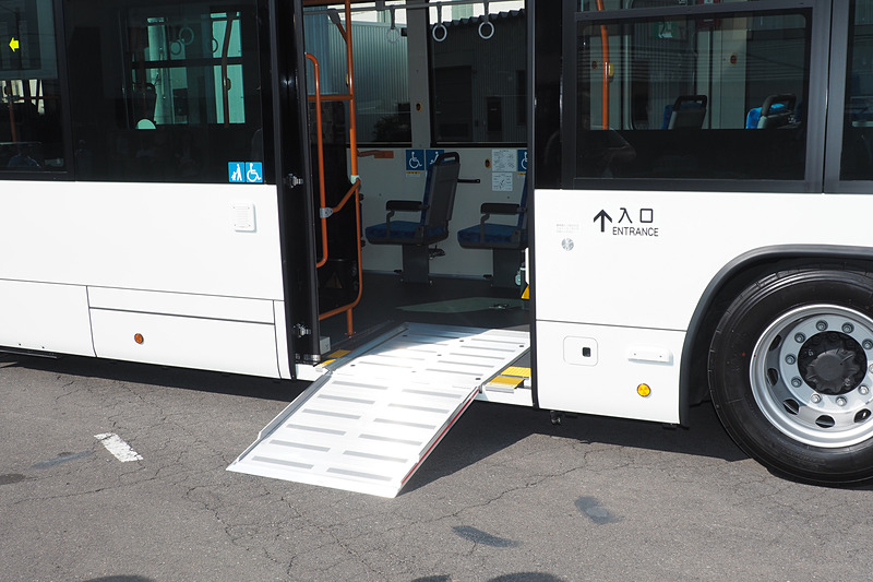 エアサスの空気圧を調整して車両左側を下げる「ニーリング」の状態