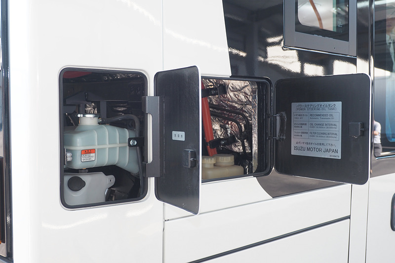 油脂類は右側面のメンテナンスリッドから行なう