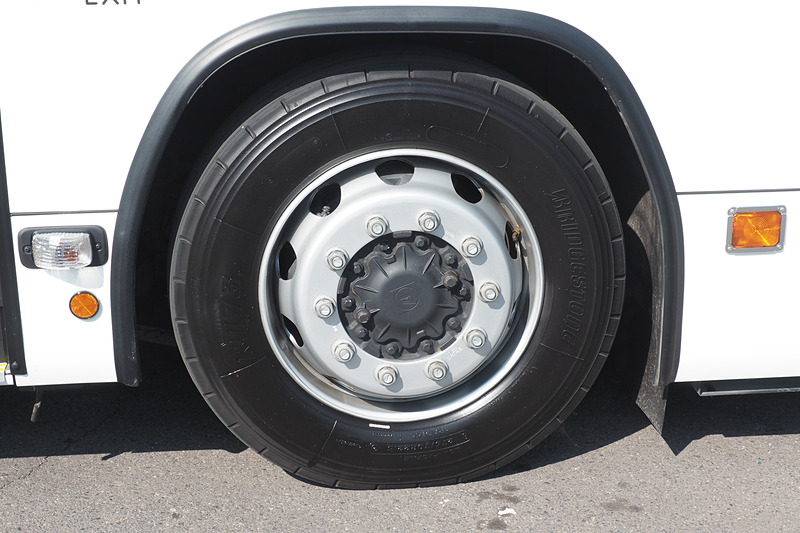 タイヤは3軸。これは前車前輪