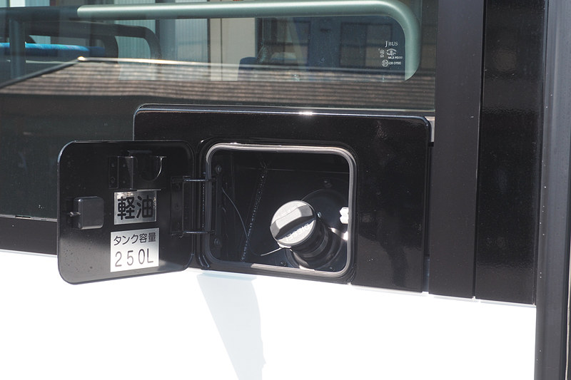 燃料の軽油タンクは前車室に備える