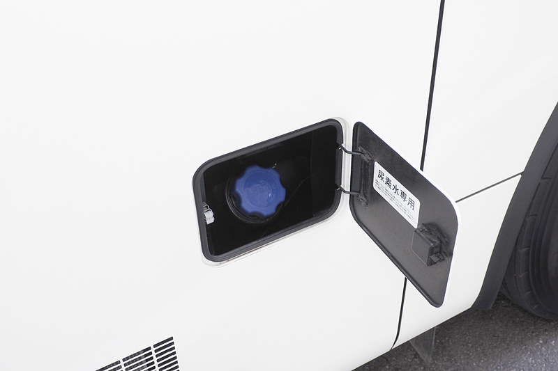 アドブルーは後車室にタンクがある