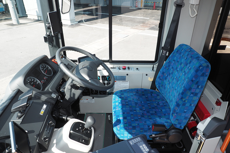 ハイブリッド連節バスの運転席