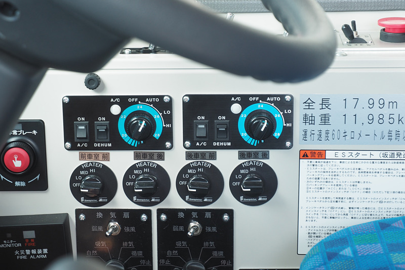 運転席右側には空調類のスイッチがある。前車室と後車室を独立して操作できる
