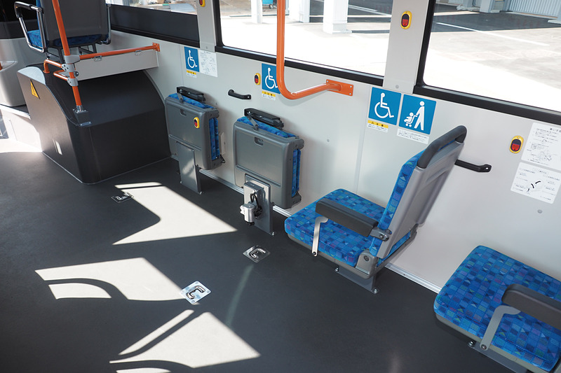 車いすなどに対応するため、シートの格納機能や固定設備を備える