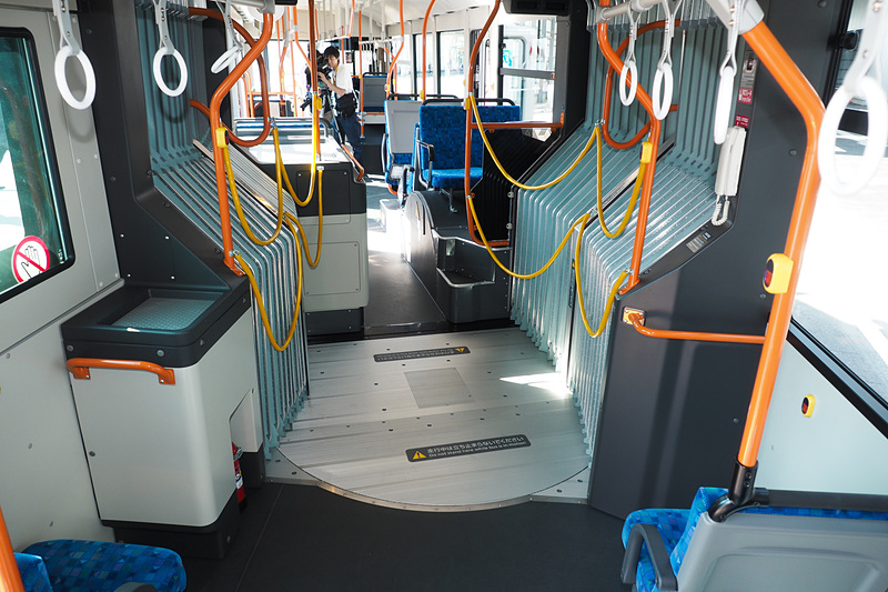 接続部分のフロアは前車室側に固定される。これは後車室側から見たところ