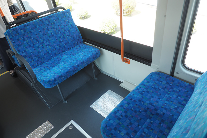 後車室に設置された対面シート。座面間は685mmと広い