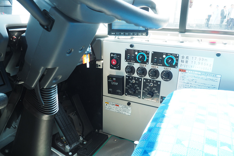 運転士用のボタンは運転席右側にある。ボタンの外周に設置されたリングを回すことで解除するスタイルで、乗客の誤操作などに対応できる