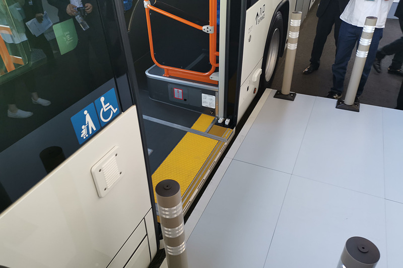 プラットホーム正着制御によって停車した状態。前車室後扉となる中扉の様子だが、隙間は45mm±15mm