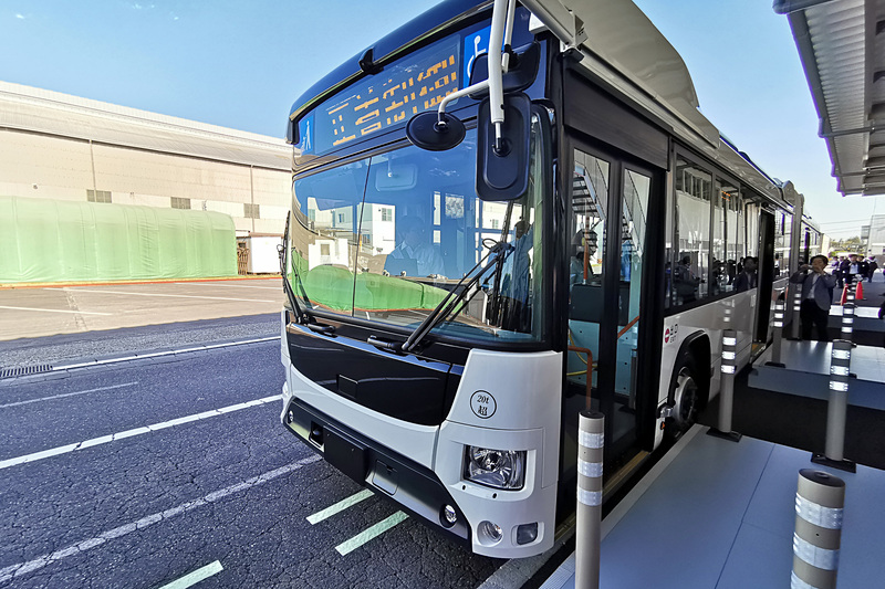 正着制御システムで停車したハイブリッド連節バス