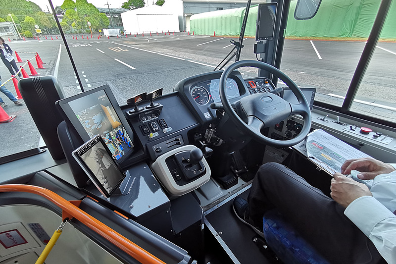 正着制御システムを搭載したハイブリッド連節バスの運転席