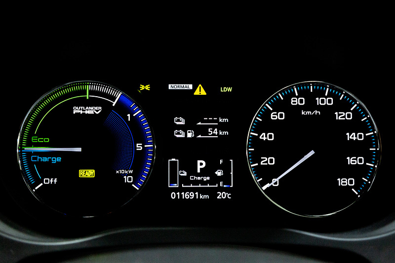 給油前の航続距離は54kmとのことなので、3回の急速充電をすれば800km以上を走行できる計算