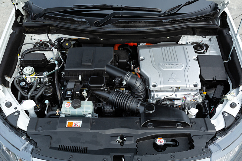 試乗車のグレードは上級グレードの「G Premium Package」(479万3040円)。ボディサイズは4695×1800×1710mm(全長×全幅×全高)、ホイールベースは2670mm。2019年モデルからエンジンの排気量を従来の2.0リッターから2.4リッターに拡大し、低回転域で効率のよい発電を可能にした。直列4気筒DOHC 2.4リッター「4B12」型エンジンは最高出力94kW(128PS)/4500rpm、最大トルク199Nm(20.3kgfm)/4500rpmを発生。PHEVシステムでは、駆動用バッテリーの容量を12.0kWhから13.8kWhに引き上げたことなどで、EV走行の航続距離を従来の60.8km(S Edition、G Premium Packageは60.2km)から65.0kmに伸長した