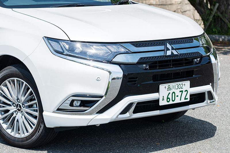 2019年モデルでは、ヘッドライト内部のデザイン変更とともにハイビームにLEDを採用。ラジエターグリル、LEDフォグランプベゼル、フロントスキッドプレート、リアスキッドプレート、アルミホイールのデザインも変更して質感を向上させたほか、空力性能を高めるリアスポイラーも追加。撮影車は18インチアルミホイールにTOYO TIRE「PROXES R44」（225/55R18）の組み合わせ