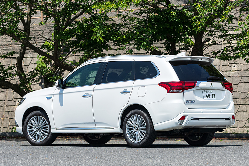 試乗車のグレードは上級グレードの「G Premium Package」(479万3040円)。ボディサイズは4695×1800×1710mm(全長×全幅×全高)、ホイールベースは2670mm。2019年モデルからエンジンの排気量を従来の2.0リッターから2.4リッターに拡大し、低回転域で効率のよい発電を可能にした。直列4気筒DOHC 2.4リッター「4B12」型エンジンは最高出力94kW(128PS)/4500rpm、最大トルク199Nm(20.3kgfm)/4500rpmを発生。PHEVシステムでは、駆動用バッテリーの容量を12.0kWhから13.8kWhに引き上げたことなどで、EV走行の航続距離を従来の60.8km(S Edition、G Premium Packageは60.2km)から65.0kmに伸長した