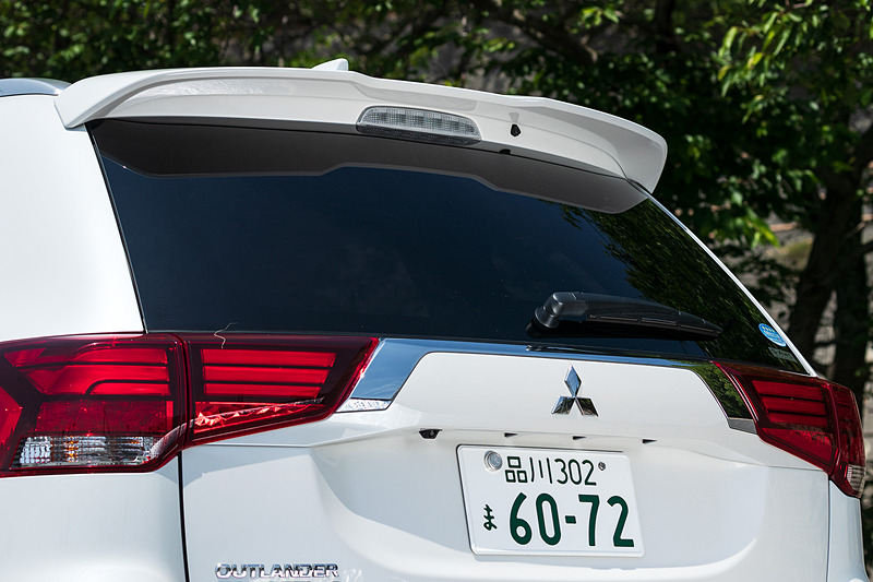 2019年モデルでは、ヘッドライト内部のデザイン変更とともにハイビームにLEDを採用。ラジエターグリル、LEDフォグランプベゼル、フロントスキッドプレート、リアスキッドプレート、アルミホイールのデザインも変更して質感を向上させたほか、空力性能を高めるリアスポイラーも追加。撮影車は18インチアルミホイールにTOYO TIRE「PROXES R44」（225/55R18）の組み合わせ