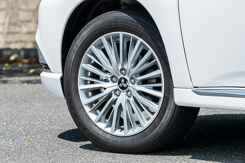 2019年モデルでは、ヘッドライト内部のデザイン変更とともにハイビームにLEDを採用。ラジエターグリル、LEDフォグランプベゼル、フロントスキッドプレート、リアスキッドプレート、アルミホイールのデザインも変更して質感を向上させたほか、空力性能を高めるリアスポイラーも追加。撮影車は18インチアルミホイールにTOYO TIRE「PROXES R44」（225/55R18）の組み合わせ