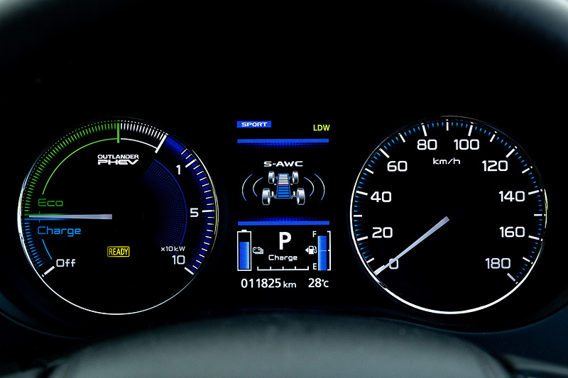 インテリアでは、オーナメントパネルやハザードスイッチパネルのデザインを新しくするとともに、モーターとエンジンの出力状況が分かるようにパワーメーターの表示を変更。パワーウィンドウ開閉スイッチについては、運転席からすべての窓をワンタッチ操作でオート開閉できる機能を新採用した。車両運動統合制御システム「S-AWC」では、これまでの4WDドライブモード「NORMAL」「LOCK」モードに加え、「SNOW」「SPORT」を新たに追加している