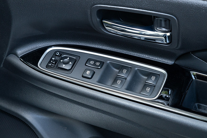 インテリアでは、オーナメントパネルやハザードスイッチパネルのデザインを新しくするとともに、モーターとエンジンの出力状況が分かるようにパワーメーターの表示を変更。パワーウィンドウ開閉スイッチについては、運転席からすべての窓をワンタッチ操作でオート開閉できる機能を新採用した。車両運動統合制御システム「S-AWC」では、これまでの4WDドライブモード「NORMAL」「LOCK」モードに加え、「SNOW」「SPORT」を新たに追加している