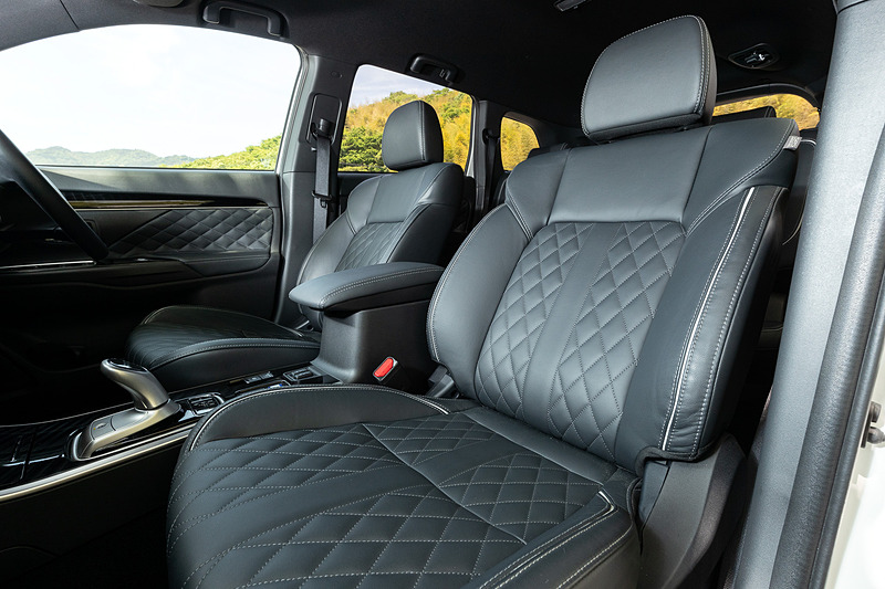 上級グレード（S Edition、G Premium Package）にはフロント/リアシートとドアトリムにダイヤキルティング本革を採用。また、後席用エアコン吹き出し口をフロアコンソール後部へ追加したことで、後席の快適性を高めた