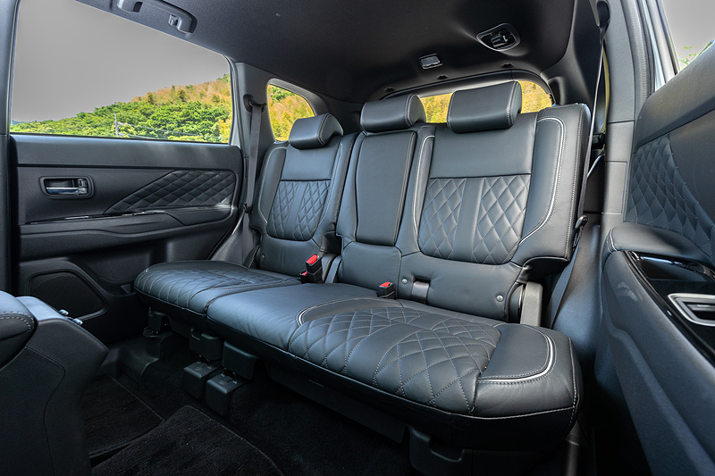 上級グレード（S Edition、G Premium Package）にはフロント/リアシートとドアトリムにダイヤキルティング本革を採用。また、後席用エアコン吹き出し口をフロアコンソール後部へ追加したことで、後席の快適性を高めた