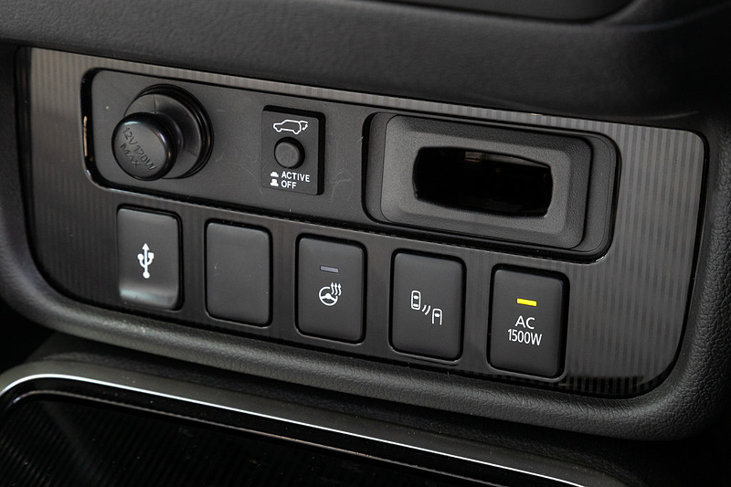 インテリアでは、オーナメントパネルやハザードスイッチパネルのデザインを新しくするとともに、モーターとエンジンの出力状況が分かるようにパワーメーターの表示を変更。パワーウィンドウ開閉スイッチについては、運転席からすべての窓をワンタッチ操作でオート開閉できる機能を新採用した。車両運動統合制御システム「S-AWC」では、これまでの4WDドライブモード「NORMAL」「LOCK」モードに加え、「SNOW」「SPORT」を新たに追加している