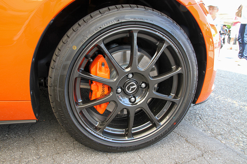 リトラクタブルハードトップのホイールは17インチ。ブレーキキャリパーもオレンジ色に塗られ、フロント（写真右）にはブレンボキャリパーが装備される