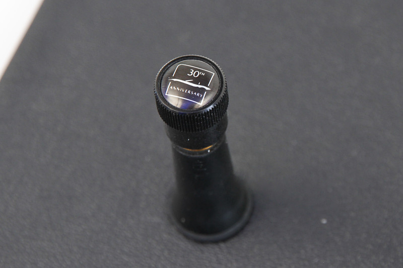 「30TH ANNIVERSARY」のロゴがエアバルブキャップのトップに刻まれる