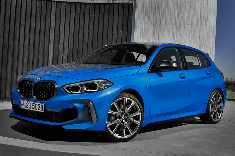 「M135i xDrive」では「BMWグループでラインアップする4気筒エンジンで最もパワフルなエンジン」という225kW（306HP）を発生するガソリンエンジンを搭載（写真は海外仕様のM135i xDrive）