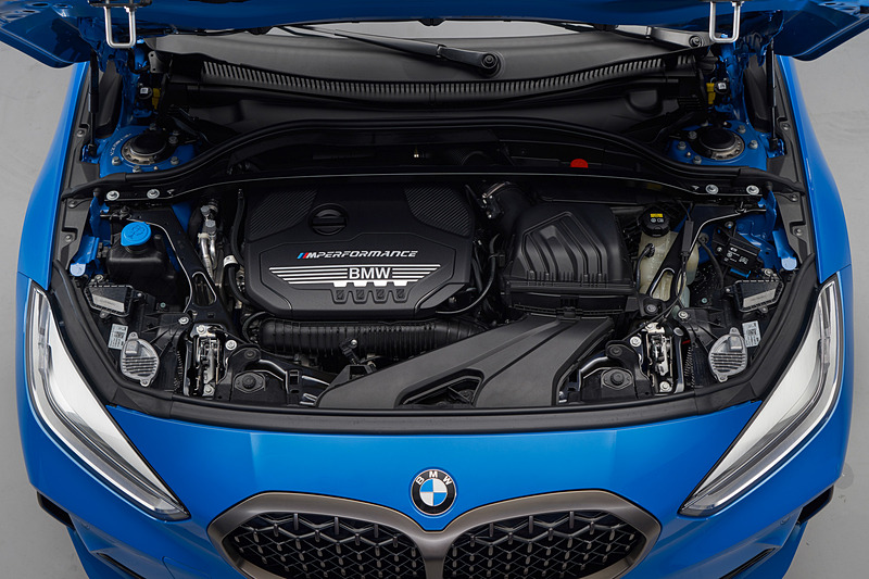「M135i xDrive」では「BMWグループでラインアップする4気筒エンジンで最もパワフルなエンジン」という225kW（306HP）を発生するガソリンエンジンを搭載（写真は海外仕様のM135i xDrive）