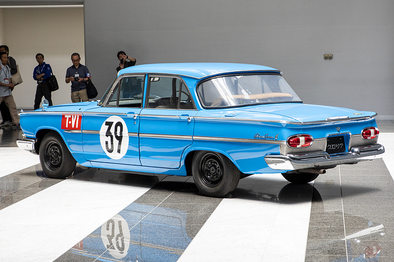 1964年式プリンス グロリア スーパー6をベースにした第2回日本グランプリ T-VIレース仕様車。エクステリアデザインは当時最先端だったフラットデッキスタイルと4灯ヘッドライトが特徴