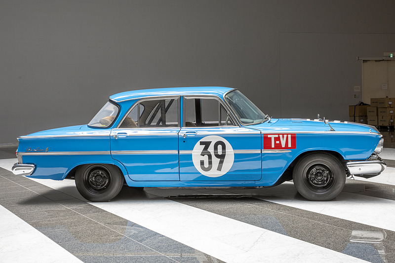 1964年式プリンス グロリア スーパー6をベースにした第2回日本グランプリ T-VIレース仕様車。エクステリアデザインは当時最先端だったフラットデッキスタイルと4灯ヘッドライトが特徴