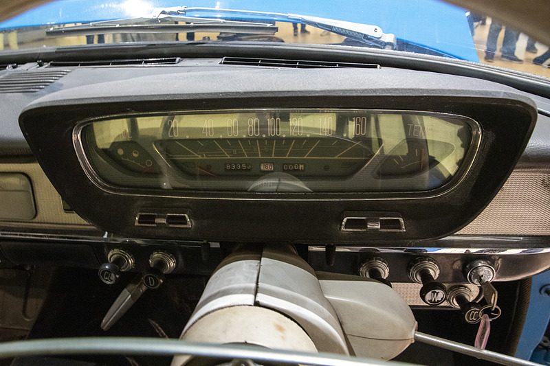 タコメーターは装備されていない。当時のレース資料映像ではダッシュボード上に後付けのタコメーターが見えた
