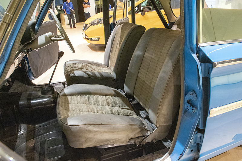ノーマルシートは傷みがあるが、車格が高いクルマらしく豪華な作り。シートをどうするかは聞いていないが、このシートをリペアした姿も見てみたい