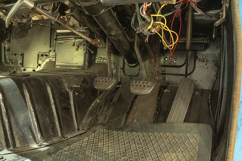 アクセルペダルは特徴ある作り。ブレーキとクラッチペダルも小さく感じる。パーキングブレーキはダッシュボード部にあるタイプ