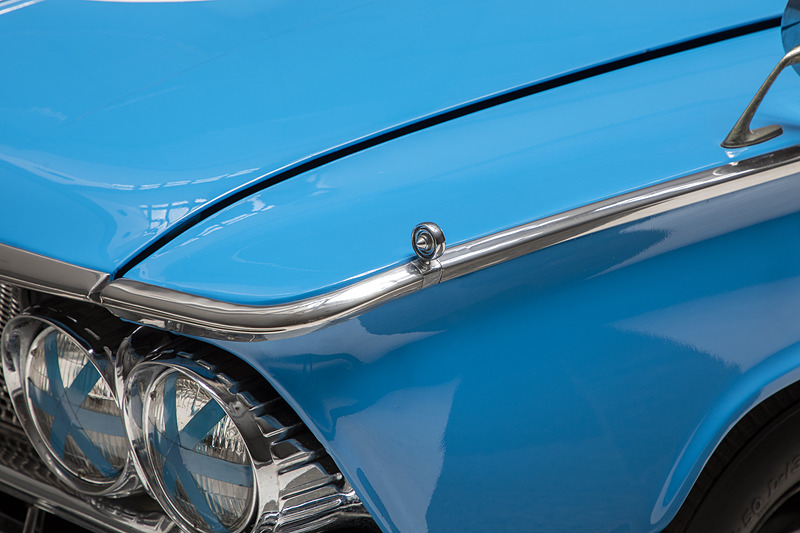 フェンダー先端には車幅確認用のマスコットが付く。上級グレード用の装備だったそうだ