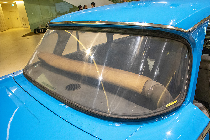 リアウィンドウのみアクリル製に変えてあった。このあたりの経緯を知る人はいないので理由は不明