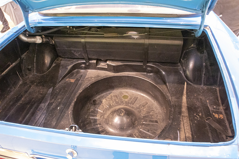 内部も広く、奥にガソリンタンクがある