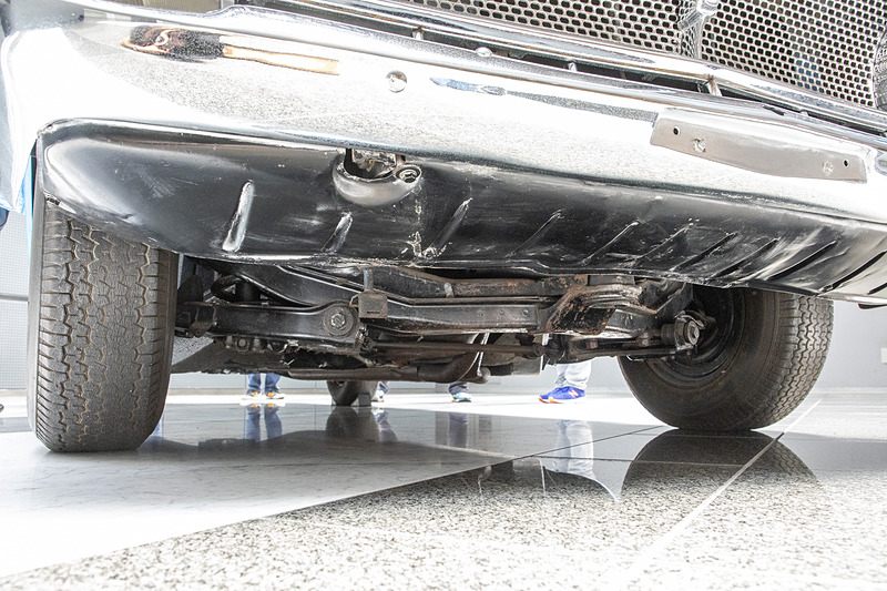 フロントサスペンションはダブルウィッシュボーン式