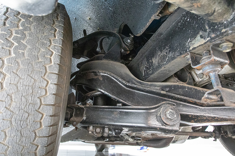 フロントサスペンションはダブルウィッシュボーン式