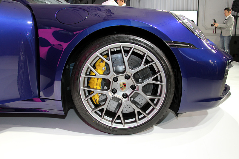 911 カレラ S、911 カレラ 4Sで異なるデザインのホイールを装着していた。ともにフロント20インチ、リア21インチのアルミホイールにグッドイヤー「EAGLE F1」（フロント：245/35ZR20、リア：305/30ZR21）を組み合わせる