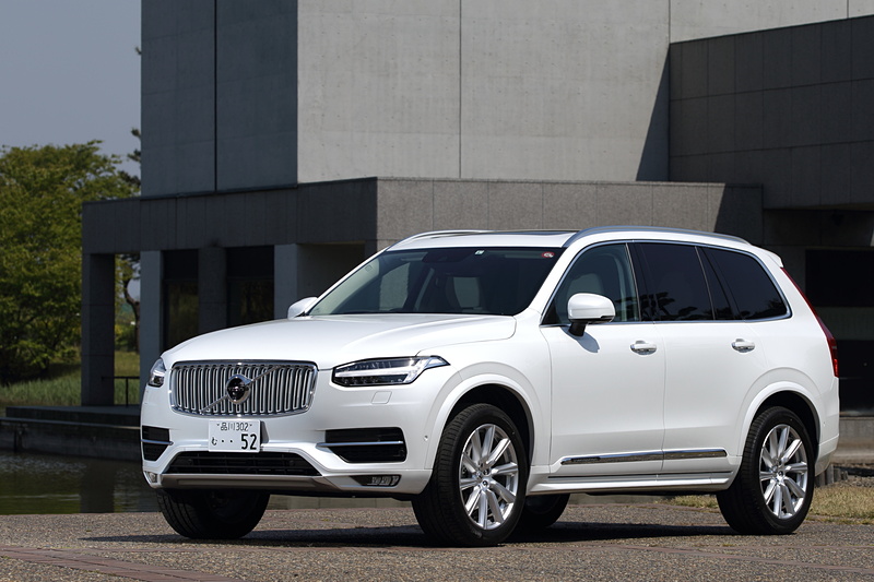 撮影車は「XC90 D5 AWD Inscription」（944万円）。ボディサイズは4950×1960×1775mm（全長×全幅×全高。エアサスペンション装着車は全高が1760mm）。搭載するトランスミッションは8速ATで、駆動方式は4WD
