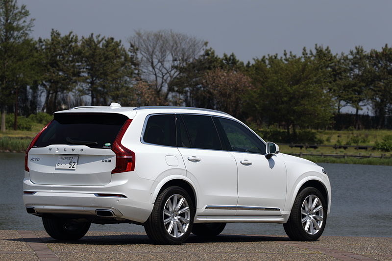 撮影車は「XC90 D5 AWD Inscription」（944万円）。ボディサイズは4950×1960×1775mm（全長×全幅×全高。エアサスペンション装着車は全高が1760mm）。搭載するトランスミッションは8速ATで、駆動方式は4WD