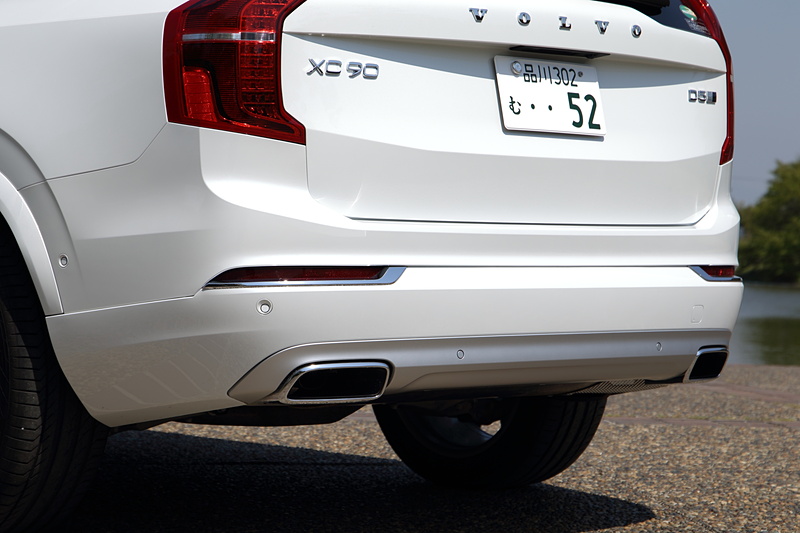 前後バンパーには先進安全機能「インテリセーフ」で用いられるセンサー類を搭載。ボルボのデザインアイコンとなっているLEDヘッドライトのトールハンマーモチーフはXC90から採用が始まった。
