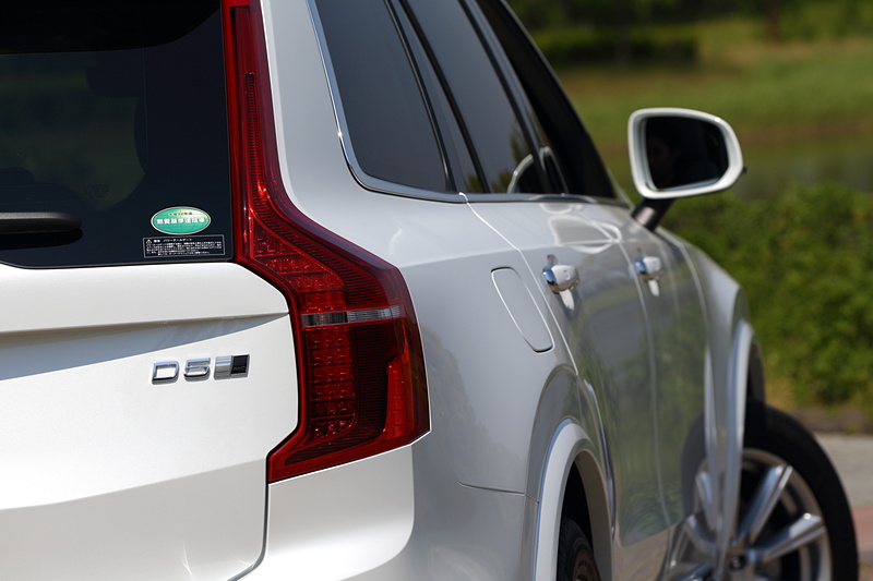 「D5」のエンブレムをリアゲートに装着。テールランプもLED