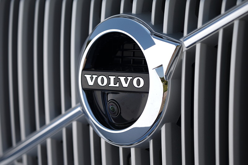 「360°ビューカメラ」「パーク・アシスト・パイロット（縦列・並列駐車支援機能）」といった機能を活用するため、フロントグリルのエンブレム付近と、左右のサイドミラーカバーの下、リアに計4つのカメラを搭載