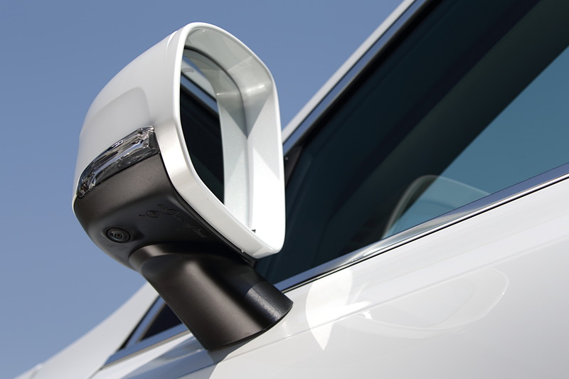 「360°ビューカメラ」「パーク・アシスト・パイロット（縦列・並列駐車支援機能）」といった機能を活用するため、フロントグリルのエンブレム付近と、左右のサイドミラーカバーの下、リアに計4つのカメラを搭載